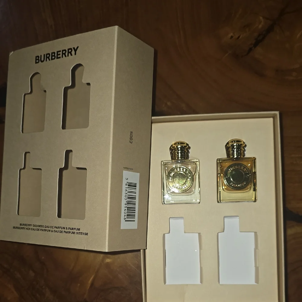 Burberry Fragrance Duo in Gold and Clear - Picture 6 of 6